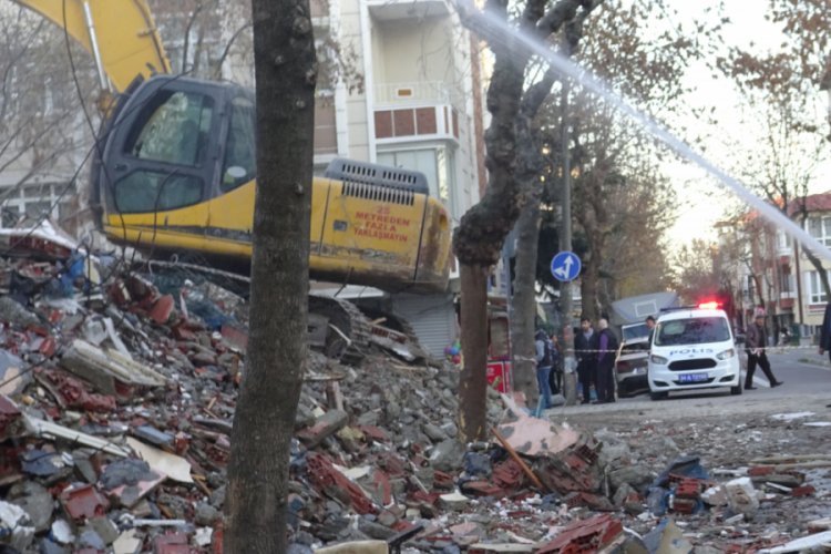 Evine d&uuml;şen molozlar y&uuml;z&uuml;nden korku dolu anlar yaşadı