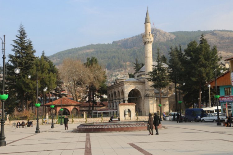 Tarihi cami zamana meydan okuyor