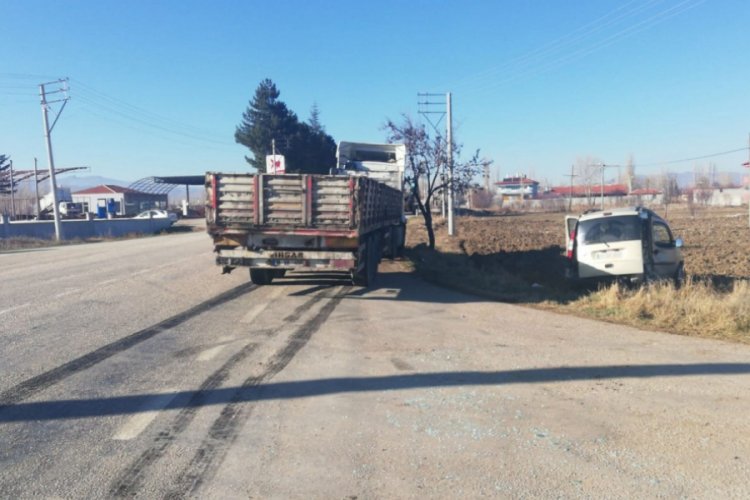 Kamyon ile otomobil &ccedil;arpıştı