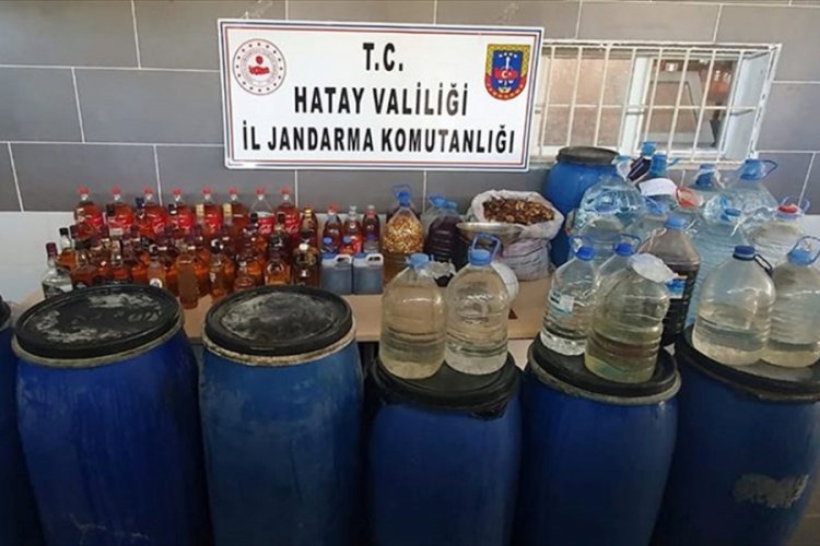Evlerinde ka&ccedil;ak alkol &uuml;reten 4 kişi g&ouml;zaltına alındı