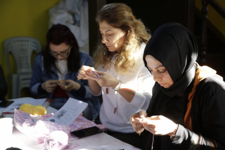 Bebeğinin plastik oyuncakla oynamasını istemeyen anne, organik oyuncaklar yaptı