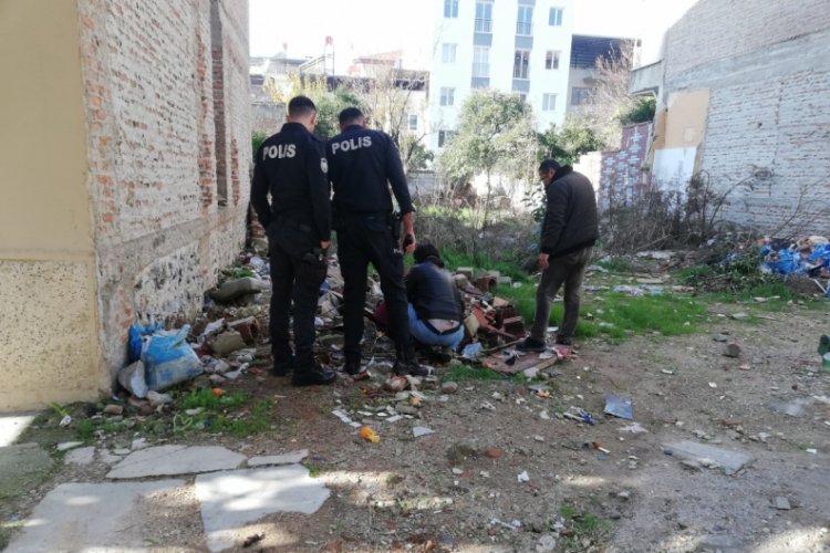 Ş&uuml;pheli valizden kıyafet &ccedil;ıktı