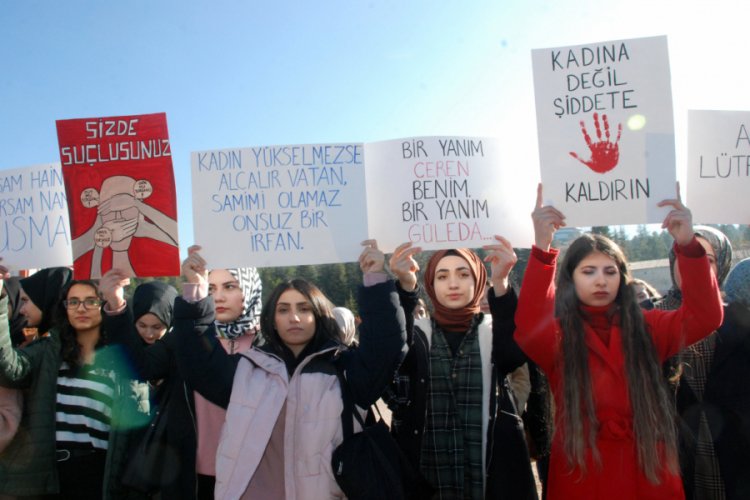 &Ouml;ğrenciler kadına şiddete karşı y&uuml;r&uuml;d&uuml;