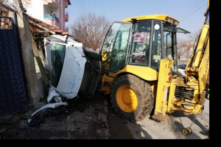 Freni boşalan kep&ccedil;e park halindeki otomobillere &ccedil;arptı