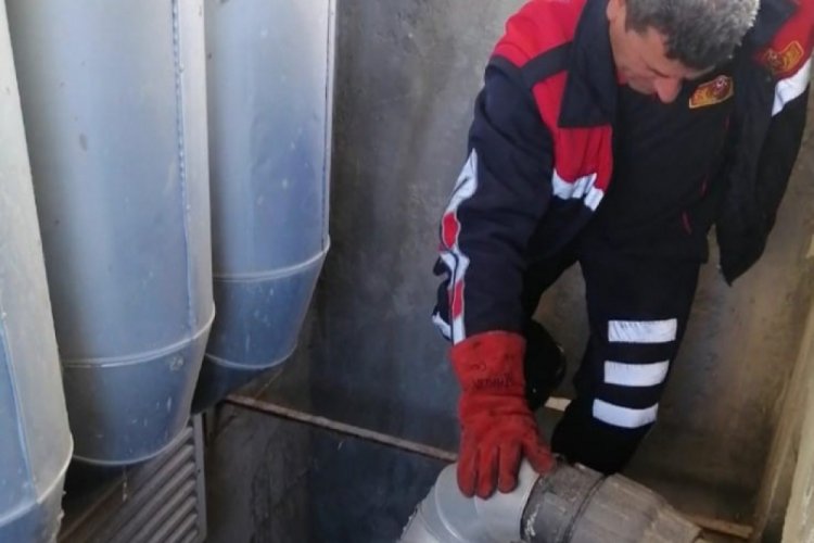 Ekipler, havalandırma boşluğuna d&uuml;şen kediyi kurtardı