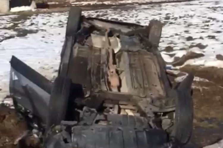 Direksiyon hakimiyetini kaybeden s&uuml;r&uuml;c&uuml; yaralandı