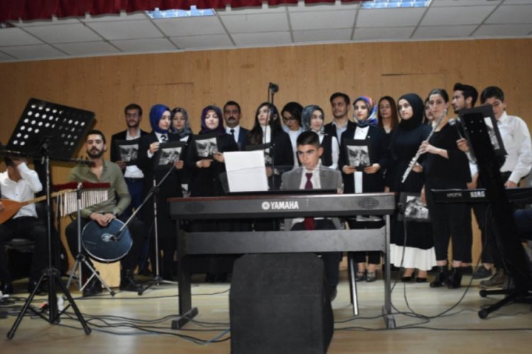 &Ouml;ğretmen ve &ouml;ğrencilerden T&uuml;rk halk m&uuml;ziği konseri