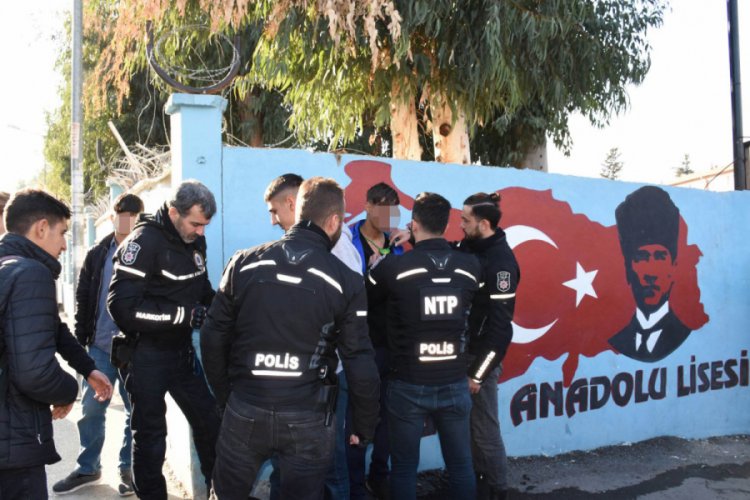 &Ouml;ğrenciler uyuşturucu satıcılarına karşı uyarıldı