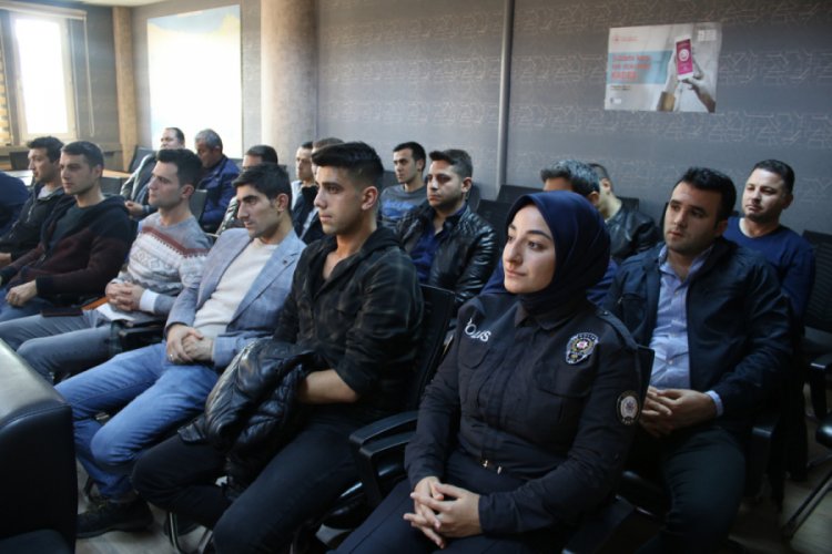 Emniyet g&uuml;&ccedil;lerine 'aile i&ccedil;i şiddetle m&uuml;cadele' semineri