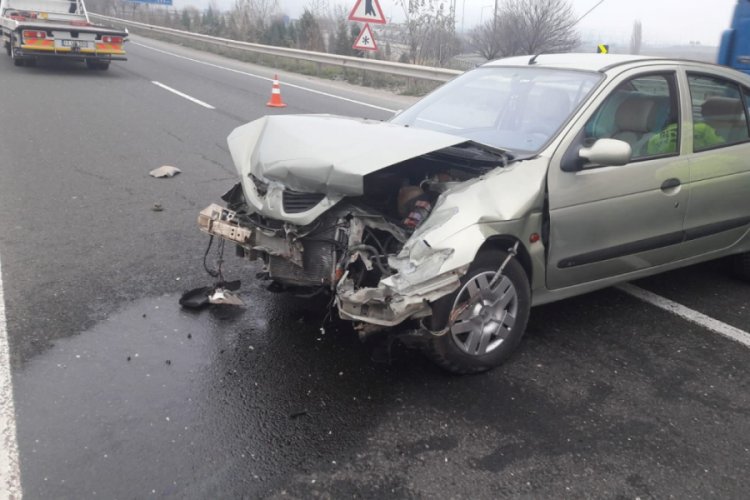 Otomobil bariyerlere &ccedil;arptı