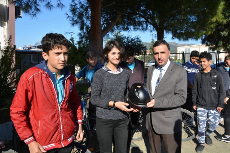 &Ouml;ğrencilere kask hediye edildi
