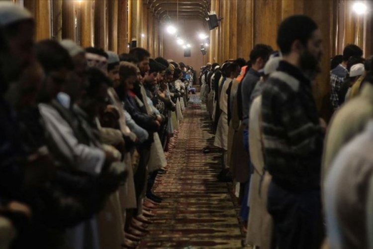 Cammu Keşmir'in en b&uuml;y&uuml;k camisinde 4,5 ay sonra ilk namaz