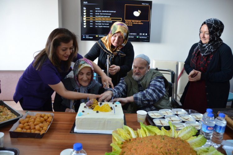 Palyatif hastasına doğum g&uuml;n&uuml; s&uuml;rprizi yapıldı
