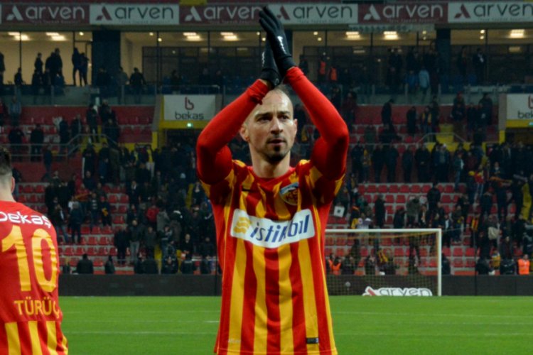 Şamil &Ccedil;inaz, Kayserispor'dan ayrıldığını duyurdu