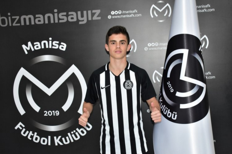 Manisa FK, 16 yaşındaki oyuncuyla profesyonel s&ouml;zleşme imzaladı