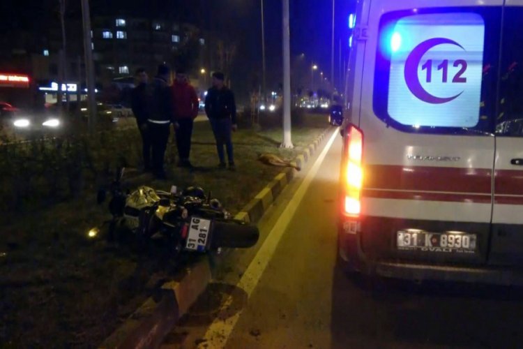 K&ouml;peğe &ccedil;arpan motosiklet s&uuml;r&uuml;c&uuml;s&uuml; yaralandı