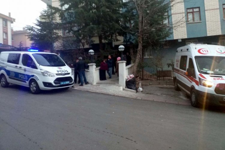 Ankara'da evli &ccedil;iftten biri &ouml;l&uuml;, biri baygın halde bulundu