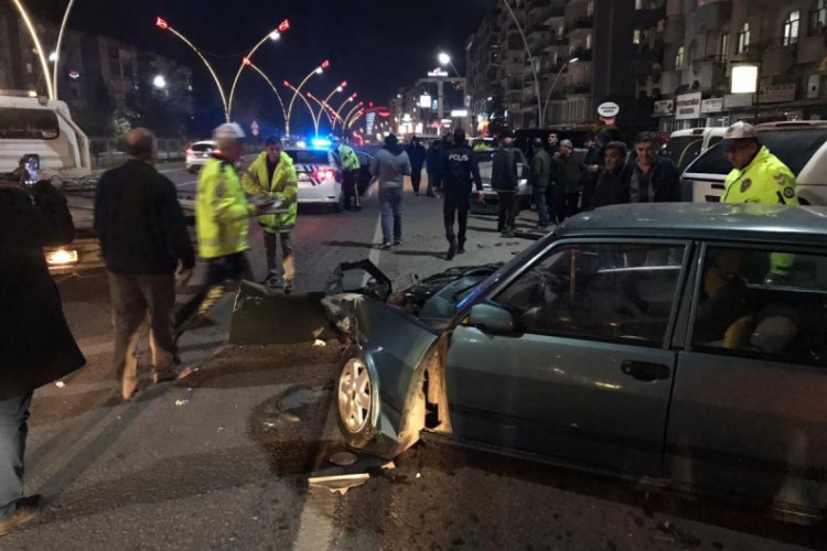 Alkoll&uuml; s&uuml;r&uuml;c&uuml; park halindeki 5 araca &ccedil;arptı