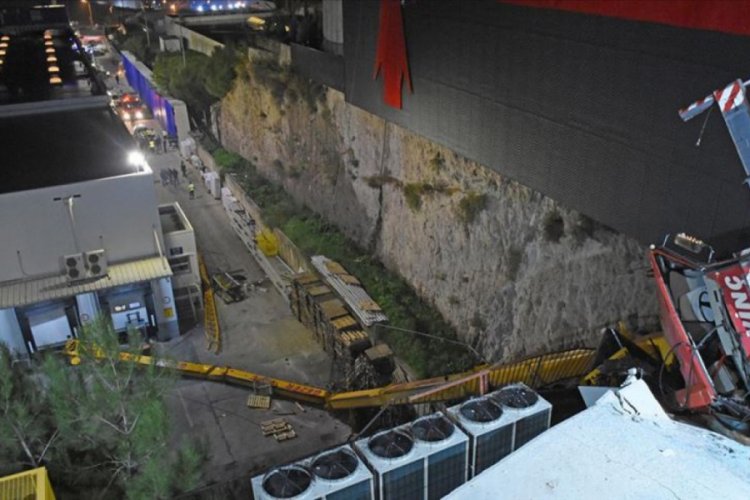 Yılbaşı s&uuml;slemesinde kullanılan vincin devrilmesiyle ilgili 2 tutuklama