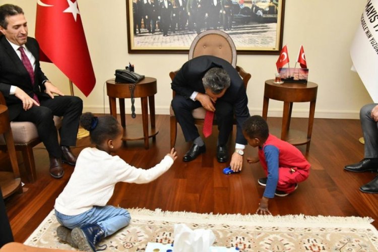 Vali makamında g&ouml;&ccedil;men &ccedil;ocuklarla oyun oynadı