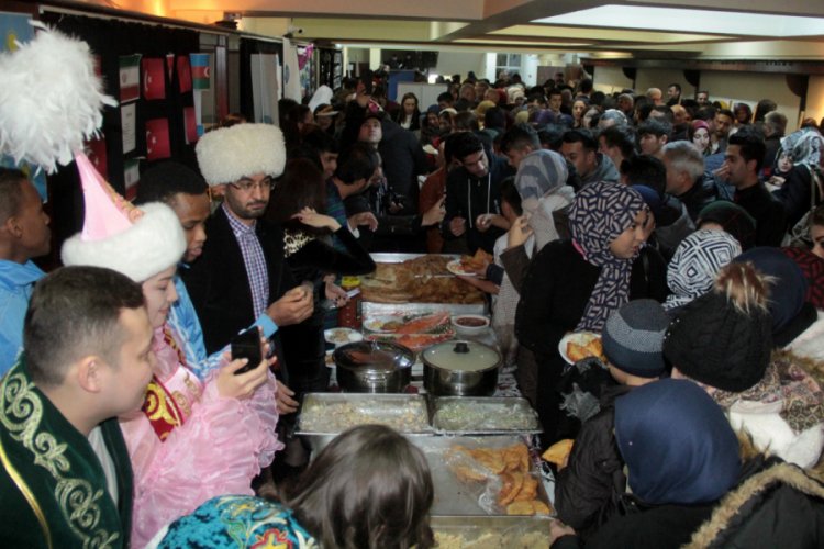 G&ouml;&ccedil;menler y&ouml;resel yemeklerini tanıttılar