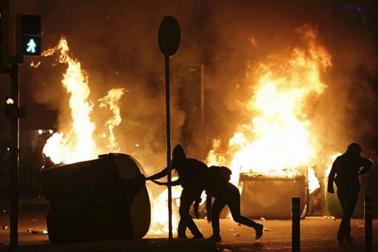 'El Clasico'yu protesto eden ayrılık&ccedil;ı Katalanlar polisle &ccedil;atıştı