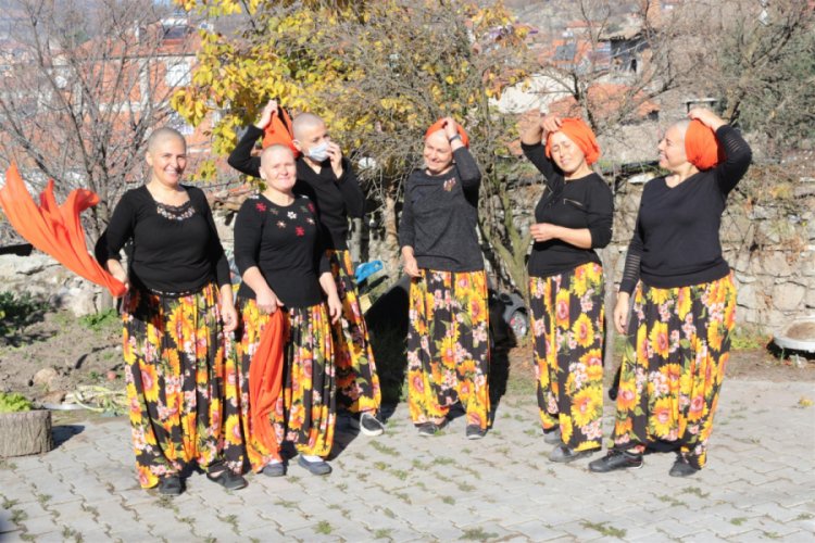 Kadınlar sa&ccedil;larını kazıtarak destek oldular!