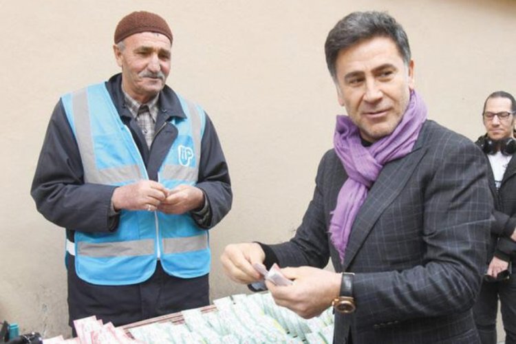 İzzet Yıldızhan 9 &ccedil;ocuğu i&ccedil;in piyango bileti aldı