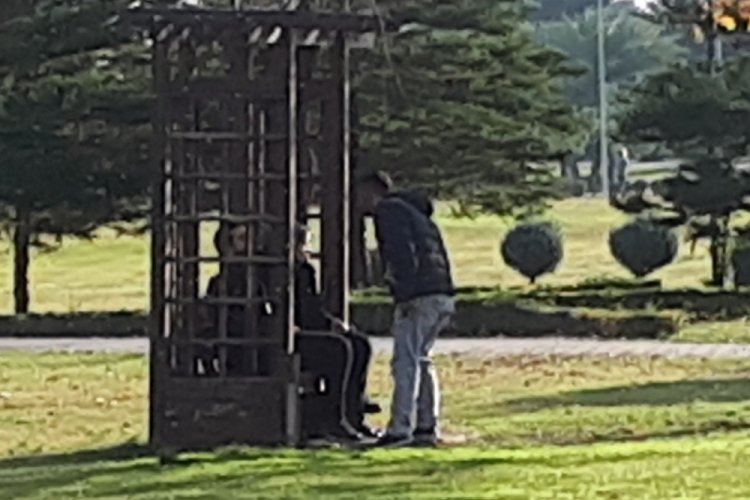 Dua kitabı satma bahanesiyle vatandaşları taciz etti