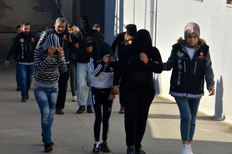 Bereyle y&uuml;z&uuml;n&uuml; tamamen kapatan ş&uuml;pheli, y&uuml;r&uuml;mekte zorlandı