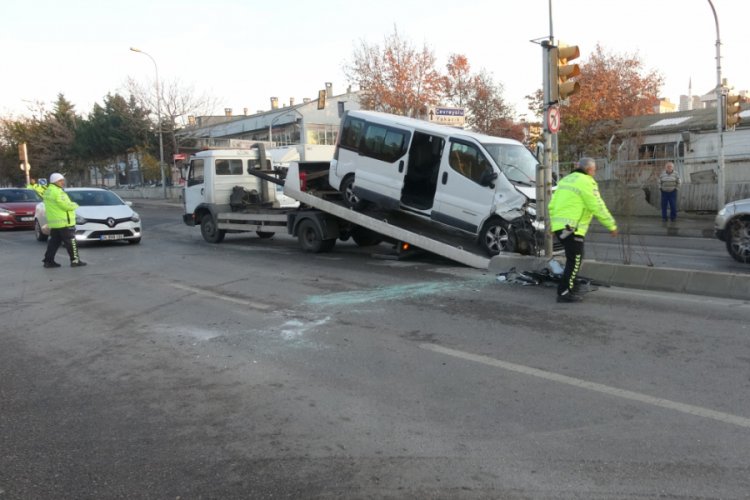 Engelli &ccedil;ocukları taşıyan minib&uuml;s kaza yaptı