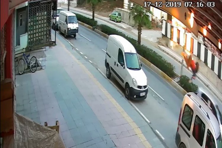 Minib&uuml;se yetişeyim derken metrelerce s&uuml;r&uuml;klendi