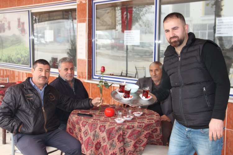 M&uuml;şterilere eşlerine g&ouml;t&uuml;rmeleri i&ccedil;in g&uuml;l dağıttı