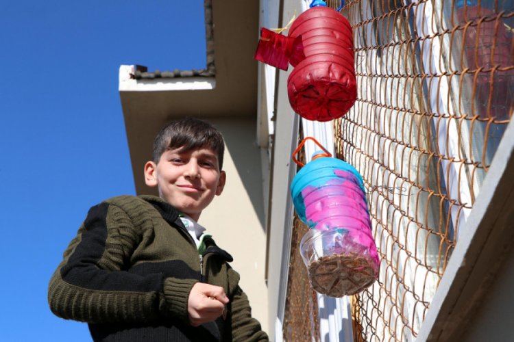 &Ouml;ğrenciler kuşlar i&ccedil;in yemlik yapıp, okulun penceresine koydu