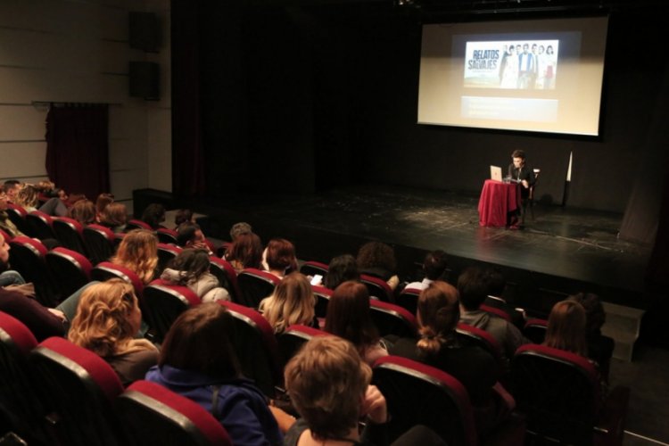 Dr. Akt&uuml;men'den Bursalılarla film &ccedil;&ouml;z&uuml;mlemesi: "Toplum olarak &ouml;fkeliyiz"