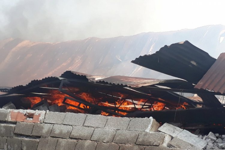 Ahşap sandalye fabrikasında yangın