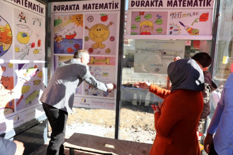 Otob&uuml;s duraklarına 'matematik' afişleri asıldı