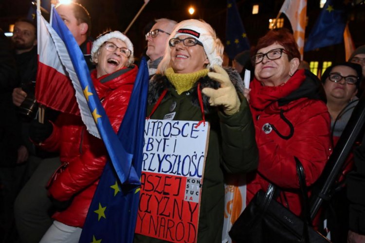 H&uuml;k&uuml;metin yargı paketi protesto ediliyor