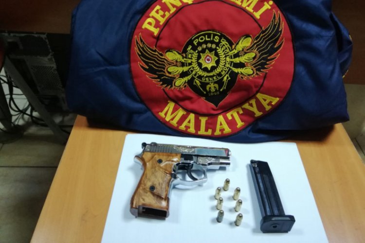 Ara&ccedil;tan silah ve uyuşturucu &ccedil;ıktı