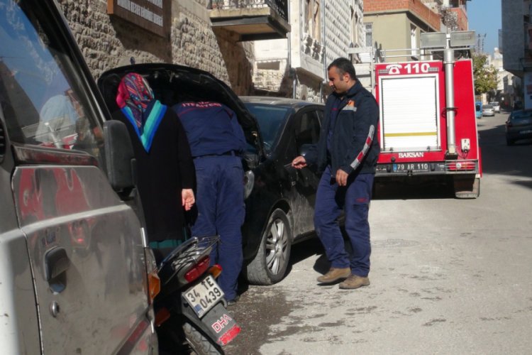 Otomobilin motoruna sıkışan kediyi itfaiye kurtardı