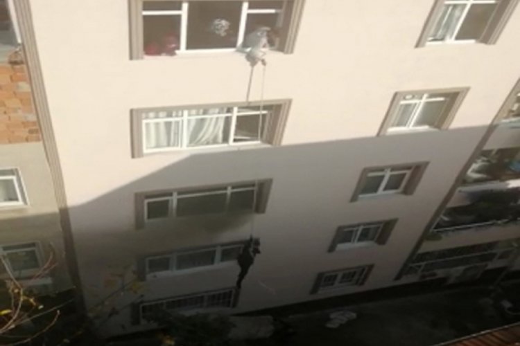 Yangında mahsur kalan hamile kadın ip yardımıyla kurtarıldı