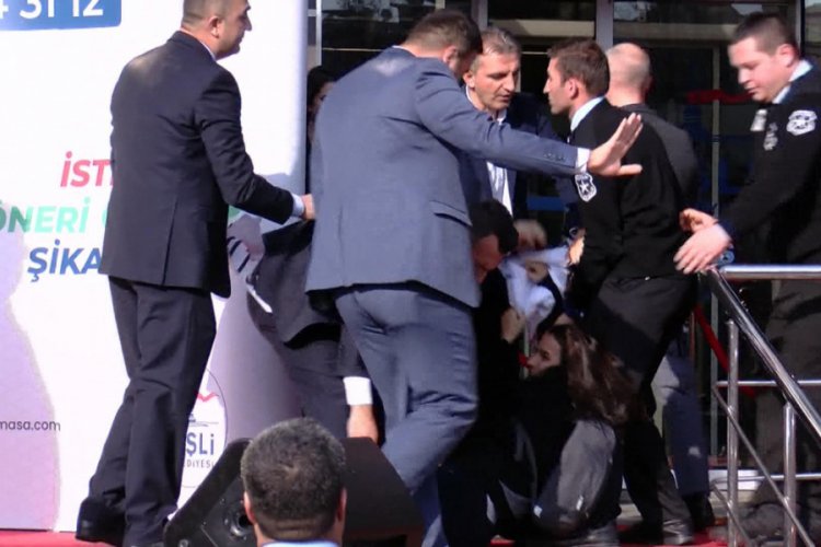 Kılı&ccedil;daroğlu'nun katıldığı a&ccedil;ılış &ouml;ncesi pankart a&ccedil;mak isteyen kadına m&uuml;dahale edildi