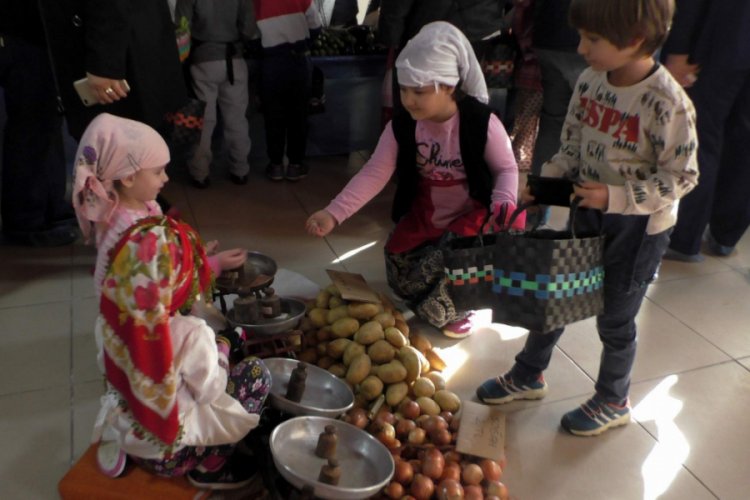&Ccedil;ocuklar pazarcılığı ve alışveriş yapmayı &ouml;ğrendi