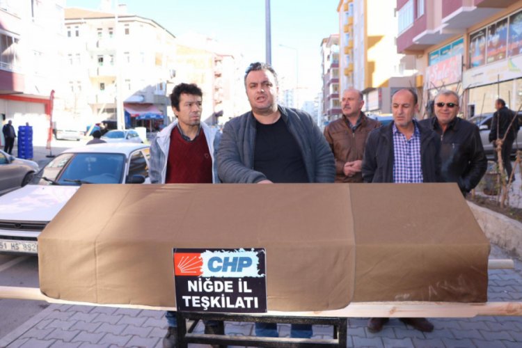 CHP y&ouml;netimine tabutlu protesto
