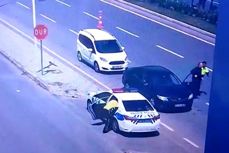 Kalp krizi ge&ccedil;iren s&uuml;r&uuml;c&uuml;y&uuml; polis kurtardı