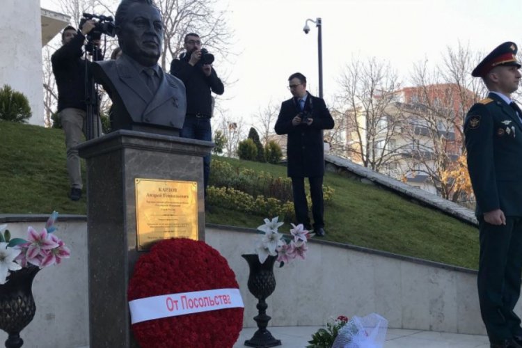Karlov, &ouml;l&uuml;m&uuml;n&uuml;n 3. yıl d&ouml;n&uuml;m&uuml;nde t&ouml;renle anıldı