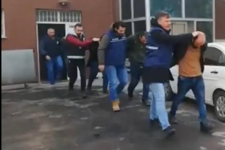 G&ouml;&ccedil;men ka&ccedil;ak&ccedil;ılığı operasyonu: 5 tutuklama