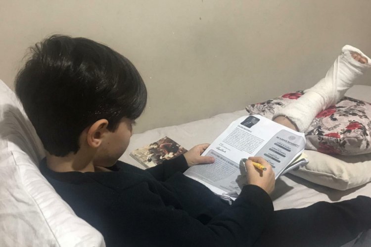 Ayakkabısını bağlarken ayağının &uuml;zerinden otomobil ge&ccedil;ti