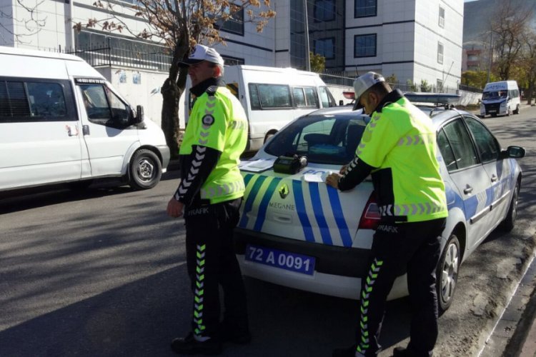 Trafik polisi, eşine ceza yazdı