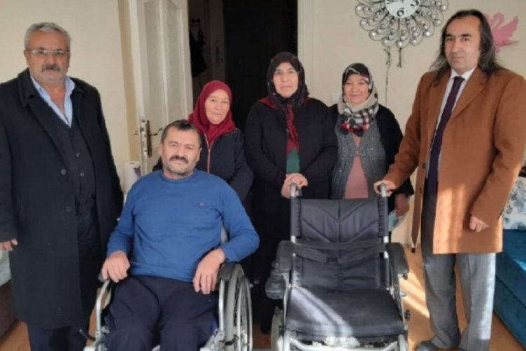 &Ouml;len babasının ak&uuml;l&uuml; sandalyesini bağışladı